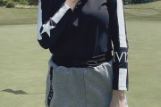 【画像】小島瑠璃子さん、凄いウェアでゴルフをしてしまう