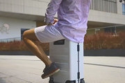 近未来型AIキャリーケースです。自動追尾モード、騎乗モード、貴方の旅をより快適で楽しいものに