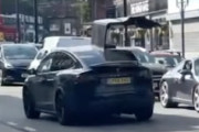 リアドアを開けたまま走り出してしまったテスラモデルXが危ない事故を起こす(°_°)