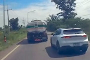【動画】二重追越しの大事故ドライブレコーダー。これはどっちが悪いんや。