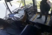 【衝撃】ノースカロライナ州でバスの運転手と乗客が銃撃戦。その映像が公開される。