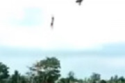 【動画】 凧に絡まり空高く舞い上がった少年が地上に落下・・ 瞬間を捉えた衝撃動画が話題に