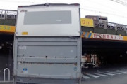 【兵庫】撮影車も危機一髪。目の前のトラックが高さ制限にモロに突っ込んでしまうドラレコ。