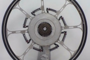 世紀の大発明。電気要らずで乗り手の体重を推進力に変える、バネだらけの自転車ホイール  [4/27]