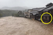 台風19号の影響で伊勢神宮のおかげ横丁が沈没する寸前に。建物の中に人影も。