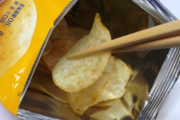コンビニでポテチ買って割り箸を貰おうとしたら断られた。もしかしたら今までも…