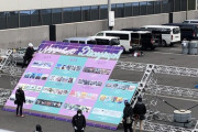これは！！！バスラ会場・ナゴヤドームに『乃木坂46ディスコグラフィー』の巨大看板が！！！