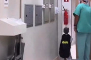 「手術前の子供が勇気を持てるように…」スーパーヒーローにしてあげる医者に称賛が集まる