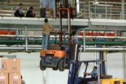 【悲報】工場作業員さん「クソッ、これフォークリフトじゃ届かんやんけ…せや！」