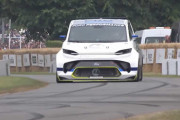 フォードの本気！超ハイパワーなEVミニバン「Ford Pro Electric SuperVan」走行映像