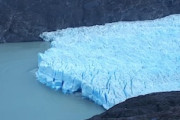 氷の青さ。ペリト・モレノ氷河の大崩壊を記録した映像が話題に。