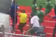 【動画】 アフリカのサッカー女子チームが判定に激怒、逃げる主審を追い詰め集団暴行・・ 地獄動画