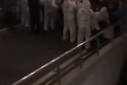 上海浦東空港のスタッフがコロナ陽性と判明→乗客が検疫を免れるために出口に押しかけている映像が海外で拡散！　海外の反応