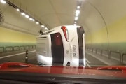 【動画】トンネル内の防護柵に接触したカローラクロスが横転してしまう事故。