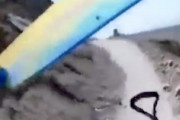 【動画】パラグライダーの墜落事故で岩場に叩きつけられた男性が記録していたもの。