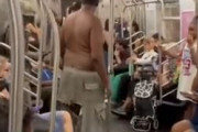【動画】男さん、電車で食べ物を奪う