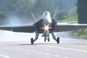 スイス空軍、高速道路でFA-18戦闘攻撃機の離着陸演習を実施…36時間通行止めに！