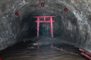 外国人「日本の水没した地下にある鳥居の雰囲気がハンパない！」