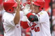 カープ松山4号2ラン！磯村1号ソロホームラン！アゴタッチで祝福！！