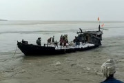 【動画】ガンジス川で船が転覆して21人が投げ出される。2人が行方不明に。