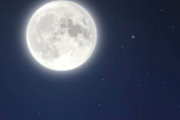 【画像】スカイツリーと月が重なるとこうなります