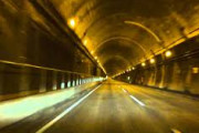 高速道路の長いトンネル運転するのがめっちゃ怖いんやがわかるやつおる？