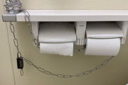 【画像】コンビニのトイレットペーパー窃盗対策がヤバ過ぎるｗｗｗｗｗｗｗｗｗ