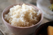「数百円の土鍋で炊いたごはん」「10万円超えの高級炊飯器で炊いたごはん」、だと前者の方が美味いよな