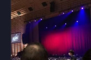 【悲報】女性さん「さあ（ライブを）楽しもうと思ったら前の席がハゲでワンワン泣いちゃった」