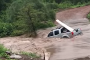 「えいっ！！」洪水した道をあえて突き進むトラック→案の定どんぶらこと流されてゆく様子がシュールすぎる（※動画あり）