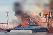 ロシア海軍カラクルト級コルベットにミサイルが着弾した瞬間の映像！