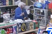 【動画】コンビニにライフル持った強盗が出現 ⇒ 80歳オーナーが強盗より早くショットガンをぶっ放して撃退