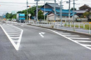 右折先の道路が2車線なのに対向の左折車に合わせて曲がらないヤツ