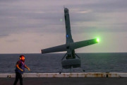 米海軍ドック型輸送揚陸艦で自律型ドローン「V-BAT」の運用テストを実施中！
