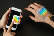 「皮膚に貼れるディスプレイ」がフルカラー化、スマホと連携し肌にハートや「いいね」マークを表示…東京大学と大日本印刷！
