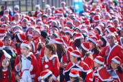 「渋谷が赤い海に染まる：2000人のサンタクロースが織り成す奇跡のイベント」- 一年に一度のサンタフェスティバルが渋谷で開催！