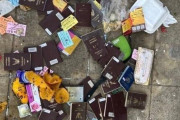 「意味が分かると恐ろしい写真」カンボジアのごみ箱に捨てられた大量のパスポートに韓国ネット驚がく　[10/22]