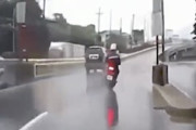 それは不運。雨の日のトラップにはまってしまったバイク乗りの危ない映像。