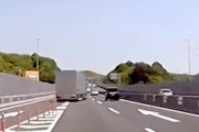 これはプロ失格。大型トラックの幅寄せ合流があまりにもひどい車載。