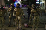 米ポートランド抗議デモを迷彩服を着用した所属不明の治安部隊が鎮圧…地元政府が反発強め連邦政府を提訴！