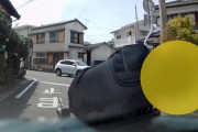 【悲報】キ●ガイ大学生さん、女さんの車をボコボコにするなど住宅街で大暴れｗｗｗｗｗｗｗｗ