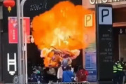 【動画】中国、風船売りの持っていた風船の束に警備員が着火！一気に爆発燃焼～！