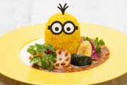 「ミニオンカフェ」可愛すぎるメニュー&ぴえん顔が可愛いぬいぐるみなどのグッズ展開！