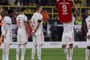 【ブンデスリーガ】バイエルンの選手たちがゲルト・ミュラー氏を追悼…背番号「9」のユニフォームを天に掲げる