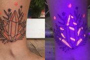 【画像】いろんな人の目を惹きつけること間違いなし！暗闇で光るタトゥーが凄くお洒落だと話題に