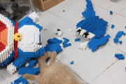 1週間かけて完成したブロックの「ドラえもん」　一瞬でバラバラにした子猫が話題に