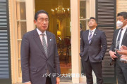【写り込み】総理会見でポケットに手を突っ込んで総理の横に立つ官房副長官は初めて見た