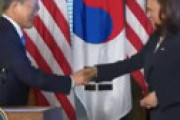 【動画】 文在寅さん、米米副大統領と握手後にうっかり手を拭かれてしまう