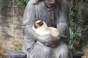 【画像】お猫様と石像がコラボした結果ｗｗ