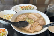 近所のラーメン屋で呑んでる